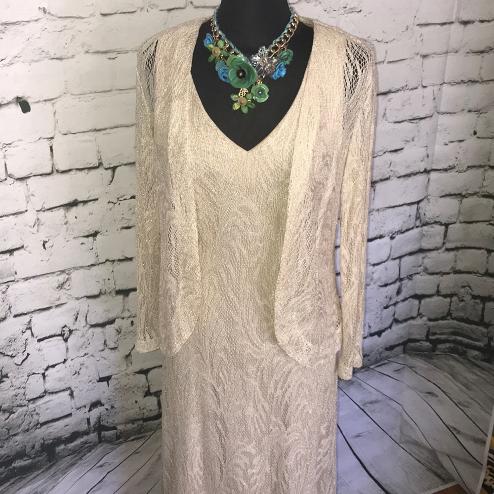 Long sleeveless dress with cover